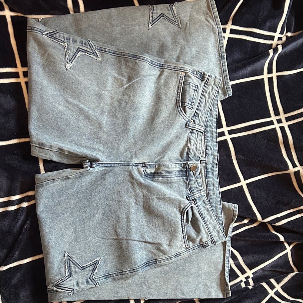 SHEIN Light Blue High Rise Women's Jeans with Star Patch